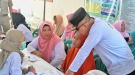 Bupati Kebumen Arif Sugiyanto meninjau pelaksanaan pengobatan gratis di Tanggulangin.