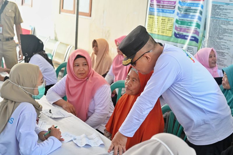 Bupati Kebumen Arif Sugiyanto meninjau pelaksanaan pengobatan gratis di Tanggulangin.
