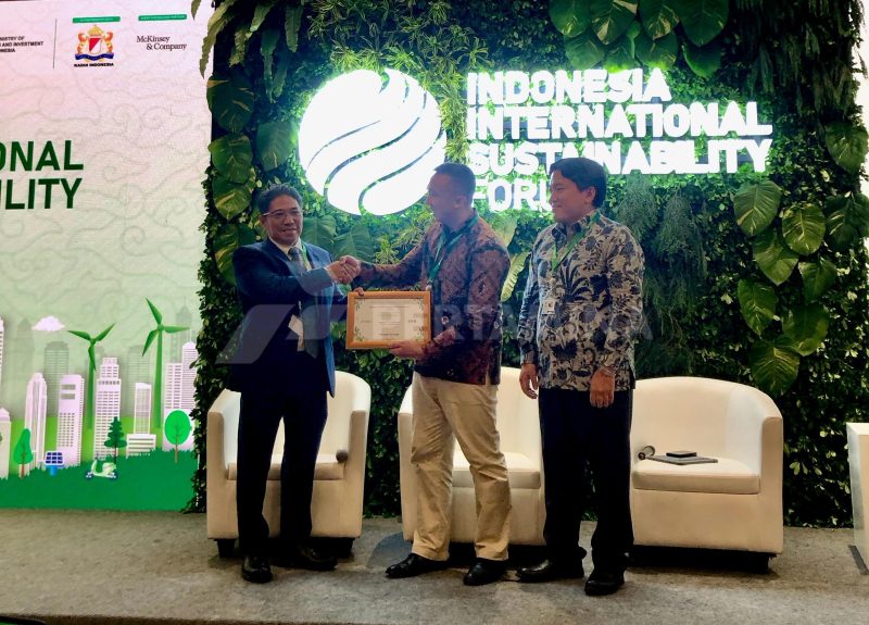 Kiri ke Kanan : Direktur Utama PGE, Julfi Hadi, Direktur Panas Bumi Ditjen EBTKE KESDM, Gigih Udi Atmo, dan Associate Partner McKinsey & Co., Jakarta Martin Santoso. - Foto Pertamina