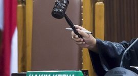 Hakim adalah pejabat umum yang diberikan wewenang untuk dapat mengadili, memutuskan perkara-perkara yang tidak bertanggung dan memimpin perkara hukum yang diajukan ke Pengadilan dan Mahkamah.