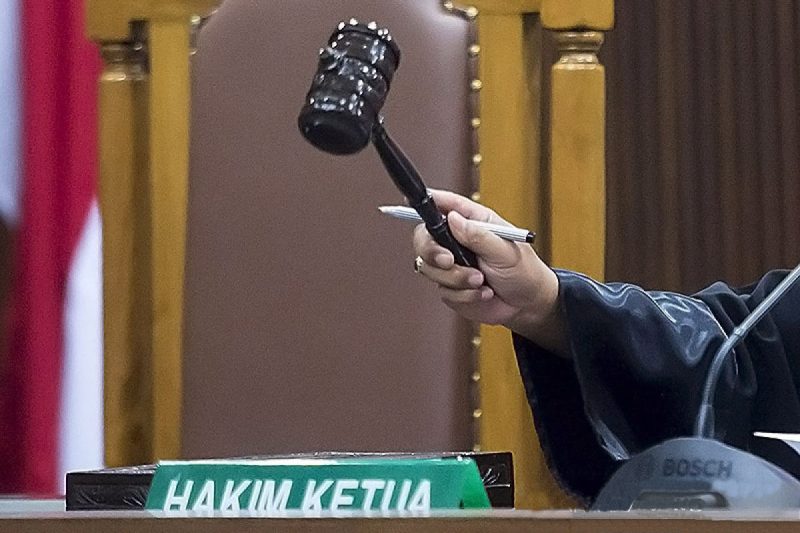 Hakim adalah pejabat umum yang diberikan wewenang untuk dapat mengadili, memutuskan perkara-perkara yang tidak bertanggung dan memimpin perkara hukum yang diajukan ke Pengadilan dan Mahkamah.