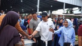 Lilis Nuryani (Calon Bupati Kebumen) ditemani Kaesang, putra bungsu Presiden RI Jokowi di Pasar Pagi Kebumen, Rabu, (09/10/24).