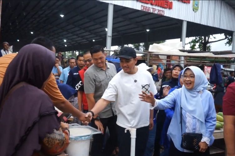 Lilis Nuryani (Calon Bupati Kebumen) ditemani Kaesang, putra bungsu Presiden RI Jokowi di Pasar Pagi Kebumen, Rabu, (09/10/24).