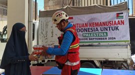 Relawan Indonesia Eko Sulistio mendistribusikan bantuan untuk rakyat Palestina di Jordania.