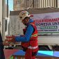 Relawan Indonesia Eko Sulistio mendistribusikan bantuan untuk rakyat Palestina di Jordania.