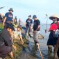Para guru penggerak bersama PMI dan Disdikpora Kebumen sedang menanam pohon bakau di Kaliratu.