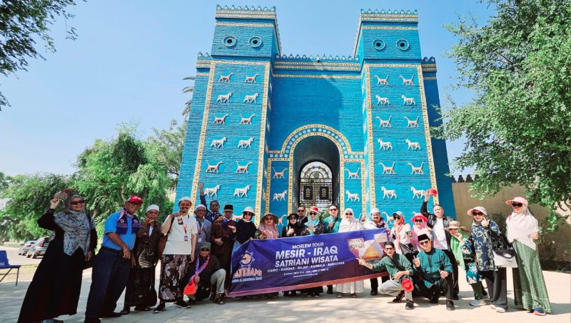 Jamaah Satriani Wisata Berada di Istana Babilonia 