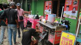 Para pedagang cilok dan sejenisnya berkumpul di Ponpes Al Hasani untuk memberi dukungan kepada Arif-Rista.