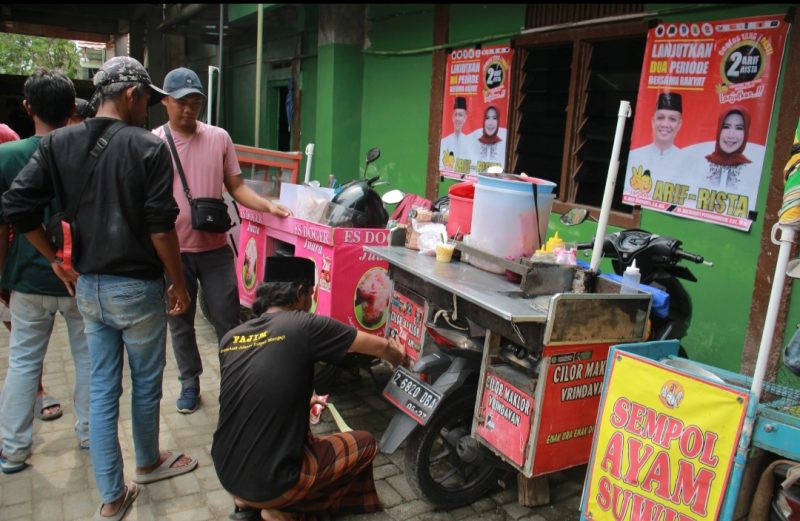 Para pedagang cilok dan sejenisnya berkumpul di Ponpes Al Hasani untuk memberi dukungan kepada Arif-Rista.