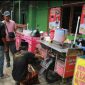 Para pedagang cilok dan sejenisnya berkumpul di Ponpes Al Hasani untuk memberi dukungan kepada Arif-Rista.