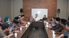 Puluhan guru PAI berdialog dengan pasangan calon bupati dan wakil bupati Kebumen Arif-Rista.
