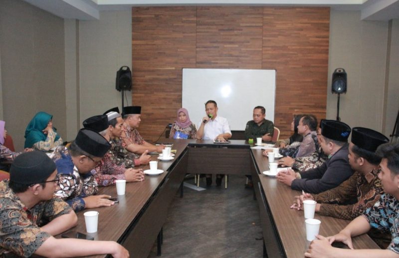 Puluhan guru PAI berdialog dengan pasangan calon bupati dan wakil bupati Kebumen Arif-Rista.