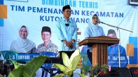 Calon Bupati Kebumen Lilis Nuryani Saat Memberikan Pengarahan di Bimtek Timses Didampingi Calon Wakil Bupati Kebumen Zaeni Miftah