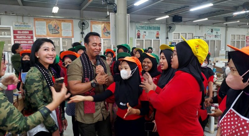 Cagub Jateng Andika Perkasa saat berkunjung ke Pabrik Rokok di Sempor.