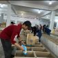 Para relawan terlihat sedang menyiapkan bahan makanan untuk dikirim ke Gaza. 