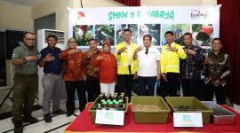Bob Azam, Wakil Presiden Direktur PT Toyota Motor Manufacturing Indonesia (TMMIN), berbaju putih saat mengunjungi finalis 25 besar proposal terbaik TEY di Surabaya, Kamis (5/12/2024). - Foto TMMIN