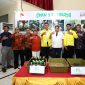 Bob Azam, Wakil Presiden Direktur PT Toyota Motor Manufacturing Indonesia (TMMIN), berbaju putih saat mengunjungi finalis 25 besar proposal terbaik TEY di Surabaya, Kamis (5/12/2024). - Foto TMMIN