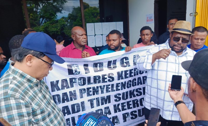 Calon Bupati Keerom nomor urut 3 Dr. Kenius Kogoya, S.P., M.Si dan Calon Wakil Bupati Keerom nomor urut 1 memberikan keterangan usai melapor ke Bawaslu Papua, Senin (03/12/2024) . 