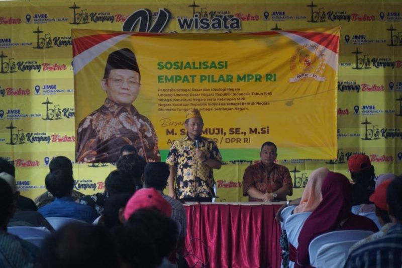 Sarmuji saat melaksanakan sosialisasi empat pilar di Desa Karangrejo, Kecamatan Karangrejo, Kabupaten Tulungagung, Jawa Timur pada Rabu 1 Mei 2024. Acara
