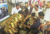 Proses peletakan batu pertama pembangunan gedung Korps Alumni Himpunan Mahasiswa Islam (KAHMI) oleh Ketua Dewan Penasehat Majelis Nasional KAHMI Akbar Tamjung. Foto. ANTARA/Rio Feisal.