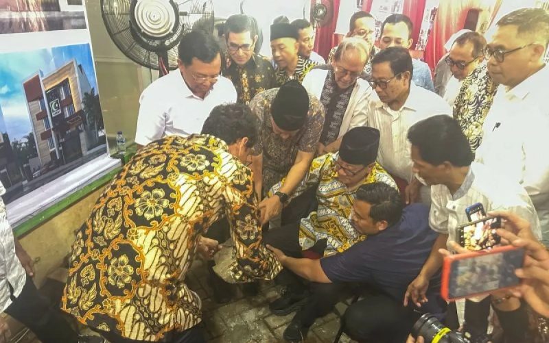 Proses peletakan batu pertama pembangunan gedung Korps Alumni Himpunan Mahasiswa Islam (KAHMI) oleh Ketua Dewan Penasehat Majelis Nasional KAHMI Akbar Tamjung. Foto. ANTARA/Rio Feisal.
