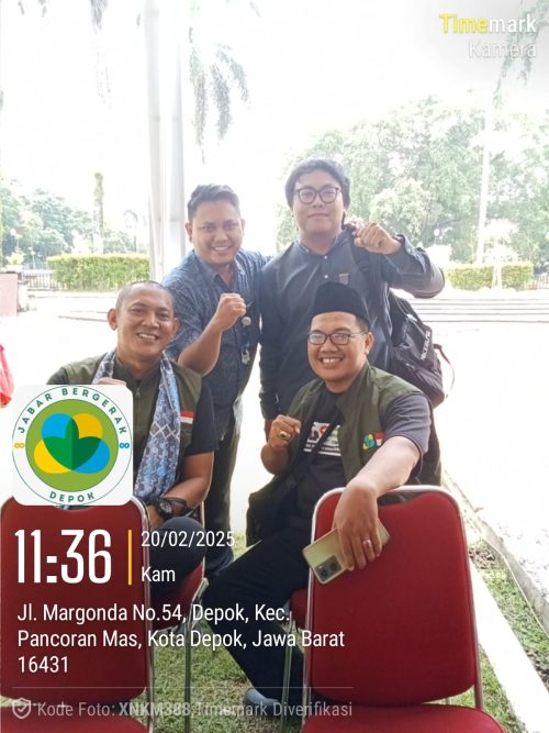 Ketua Relawan GASSD1, Rohmat Rospari (Berkopiah Hitam) saat menunggu kedatangan Supian-Chandra