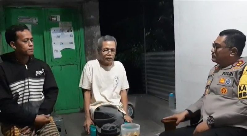 Kapolres Kebumen AKBP Eka Baasith berbincang dengan dua warga Desa Madureso, Kecamatan Kuwarasan, Maman dan Rasimun, perangkat desa setempat duduk bersama, Senin 17 Februari 2025, malam.