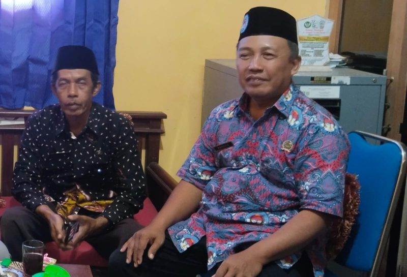 Foto: Kanan Kepala Desa, Kiri Sekertaris Desa Giripurno
