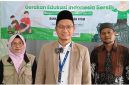 Kepala Pimpinan Cabang Pegadaian Syariah Islamic Center, Ustadz Zaenal Muttaqin (tengah), Ketua Majelis Taklim  Mesjid AL-IKHLAS, Iis Isnawati, Ketua DKM AL-IKHLAS, Prianto.