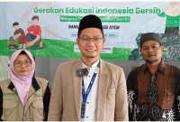 Kepala Pimpinan Cabang Pegadaian Syariah Islamic Center, Ustadz Zaenal Muttaqin (tengah), Ketua Majelis Taklim  Mesjid AL-IKHLAS, Iis Isnawati, Ketua DKM AL-IKHLAS, Prianto.