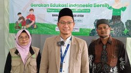 Kepala Pimpinan Cabang Pegadaian Syariah Islamic Center, Ustadz Zaenal Muttaqin (tengah), Ketua Majelis Taklim  Mesjid AL-IKHLAS, Iis Isnawati, Ketua DKM AL-IKHLAS, Prianto.