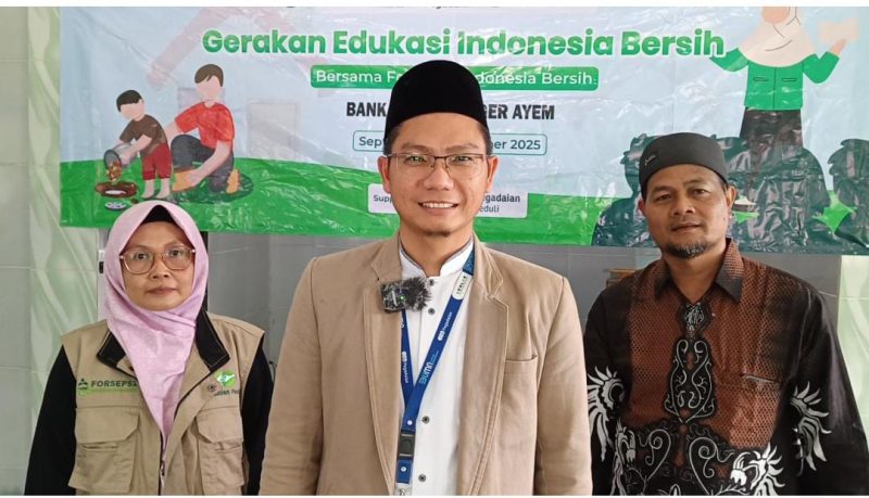 Kepala Pimpinan Cabang Pegadaian Syariah Islamic Center, Ustadz Zaenal Muttaqin (tengah), Ketua Majelis Taklim  Mesjid AL-IKHLAS, Iis Isnawati, Ketua DKM AL-IKHLAS, Prianto.