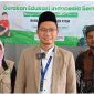Kepala Pimpinan Cabang Pegadaian Syariah Islamic Center, Ustadz Zaenal Muttaqin (tengah), Ketua Majelis Taklim  Mesjid AL-IKHLAS, Iis Isnawati, Ketua DKM AL-IKHLAS, Prianto.