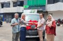 Deputy Bisnis Area Bekasi, Rinaldy didampingi Pimpinan Pegadaian Cabang Bekasi Timur, Yanti Sri Rejeki memberikan hadiah 1 Unit Mobil Gran Max Kepada Nasabah Pegadaian Cabang Bekasi Timur, Ibu Sri Handayani Pemenang Badai Emas Pegadaian 2025
