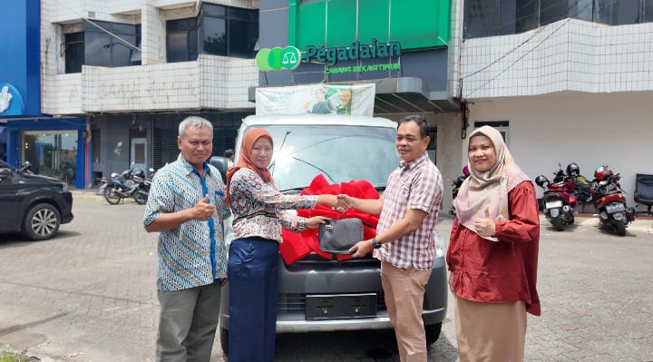 Deputy Bisnis Area Bekasi, Rinaldy didampingi Pimpinan Pegadaian Cabang Bekasi Timur, Yanti Sri Rejeki memberikan hadiah 1 Unit Mobil Gran Max Kepada Nasabah Pegadaian Cabang Bekasi Timur, Ibu Sri Handayani Pemenang Badai Emas Pegadaian 2025