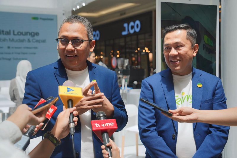 Poto: Direktur Utama PT Pegadaian, Damar Latri Setiawan, bersama para awak Media saat mengunjungi Tring! Digital Lounge Kota Kasablanka, Rabu (14/01).