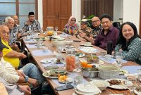 Ridwan Hisjam bersama para kader Golkar saat bertemu Akbar Tandjung di Akbar Tandjung Institut.