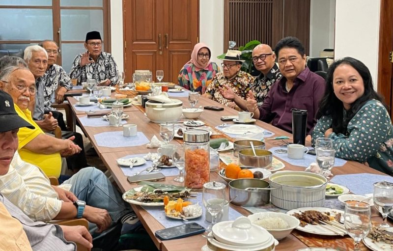 Ridwan Hisjam bersama para kader Golkar saat bertemu Akbar Tandjung di Akbar Tandjung Institut.