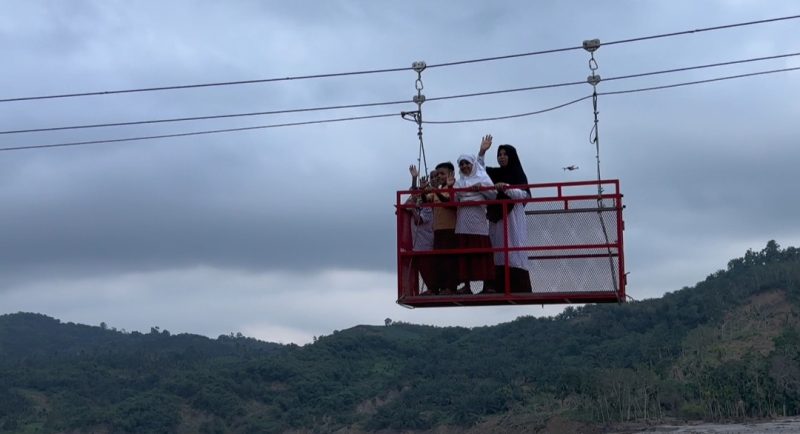 Jembatan darurat yang dibangun oleh warga dan masyarakat.