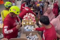 Eko Sulistio bersama Relawan Tim Peduli lainnya sedang membagikan bantuan korban bencana banjir Aceh.