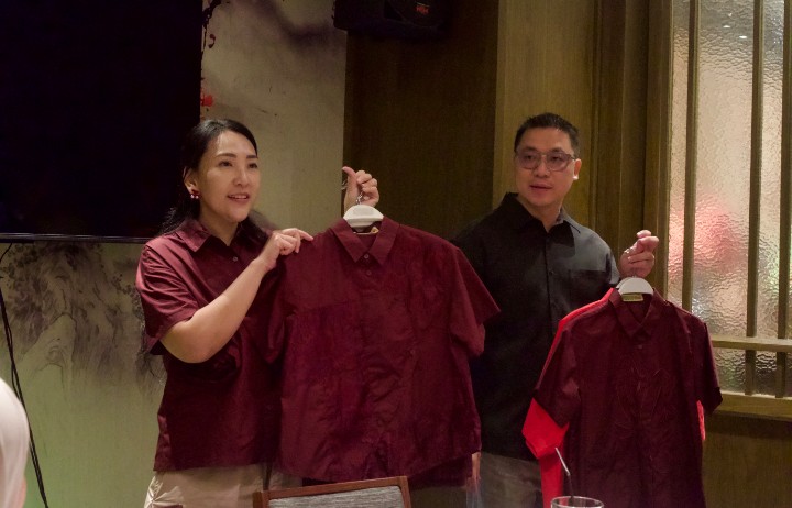 Hadi dan Dewi, resmi memperkenalkan koleksi terbaru bertajuk Fiery Elegance (CNY
Collection) sekaligus meluncurkan Nuance, sebuah sister brand yang diproyeksikan
membawa napas baru bagi lini bisnis mereka. 