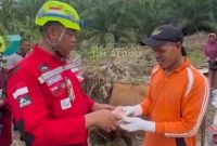 Eko Sulistio sedang membayar sapi milik warga untuk dipotong, dimasak dan bagikan kepada warga masyarakat.