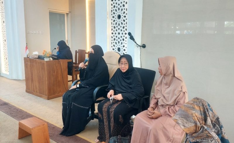 jamaah Masjid Raudhatul Jannah menggelar pengajian bersama sekaligus pembagian tali asih di Masjid Raudhatul Jannah, Karanganyar, Kebumen, Sabtu (14/3/2026).