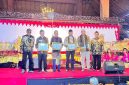 Prosesi penyerahan sertifikat dilakukan oleh Muchdi Purwoprandjono bersama M. Ridwan Hisjam.