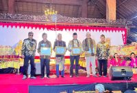 Prosesi penyerahan sertifikat dilakukan oleh Muchdi Purwoprandjono bersama M. Ridwan Hisjam.
