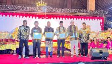 Prosesi penyerahan sertifikat dilakukan oleh Muchdi Purwoprandjono bersama M. Ridwan Hisjam.