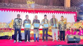 Prosesi penyerahan sertifikat dilakukan oleh Muchdi Purwoprandjono bersama M. Ridwan Hisjam.