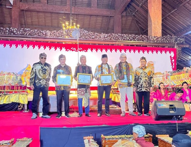 Prosesi penyerahan sertifikat dilakukan oleh Muchdi Purwoprandjono bersama M. Ridwan Hisjam.