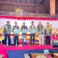 Prosesi penyerahan sertifikat dilakukan oleh Muchdi Purwoprandjono bersama M. Ridwan Hisjam.