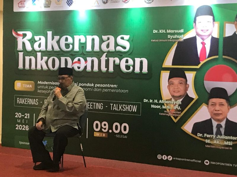 KH Manarul Hidayat, Muassis Inkopontren, ketika memberi kata sambutan pada acara Rakernas Inkopontren 2026. 